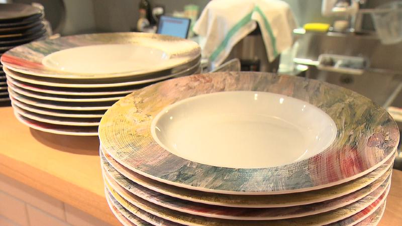 店主の絵が施された皿