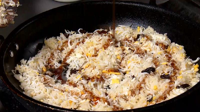 用宗チャーハンに味付けしている