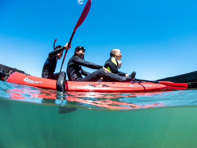 カヤックに3人で乗る（画像提供：水中写真家 三宅健史）