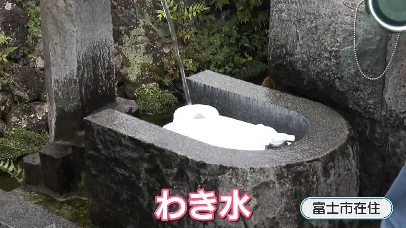 湧き水をポリタンクにくむ