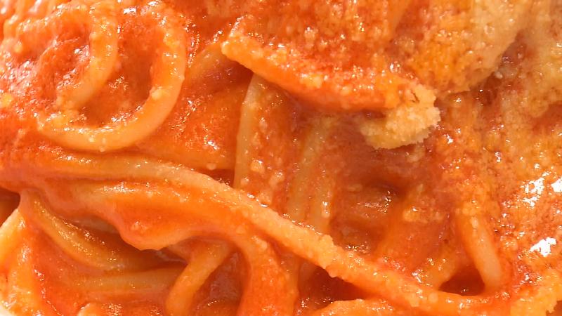 オレンジ色のトマトソース