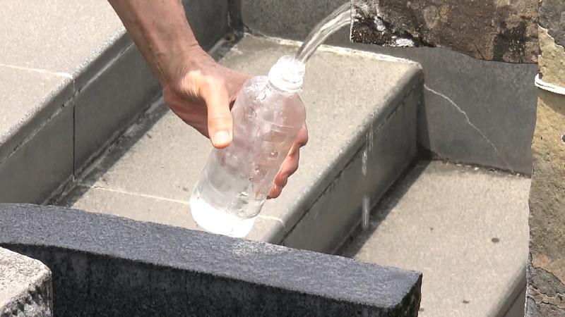 ペットボトルに水をくむ