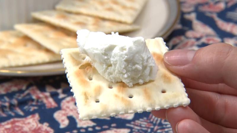 クラッカーにヤギチーズが乗っている