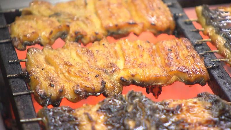 ウナギを焼いている