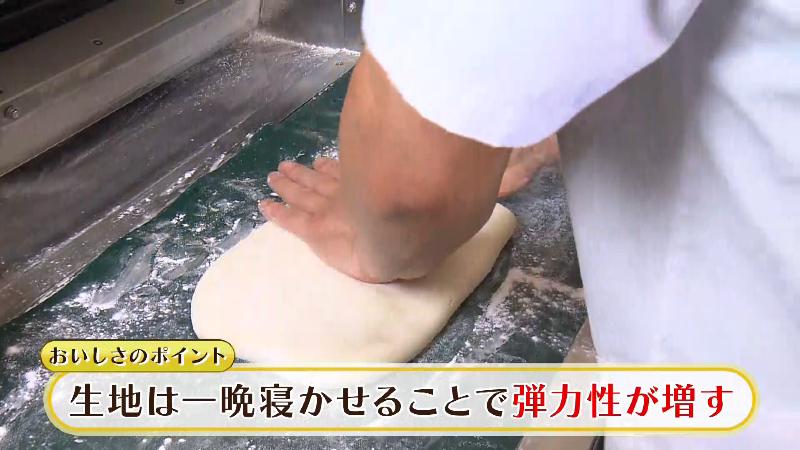 一晩寝かせることで弾力が出る自家製麺