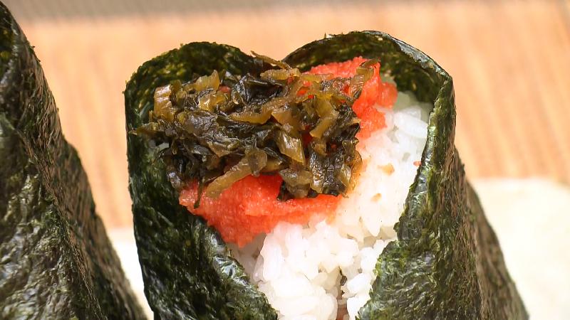 高菜と明太子の具材が見えるおにぎり