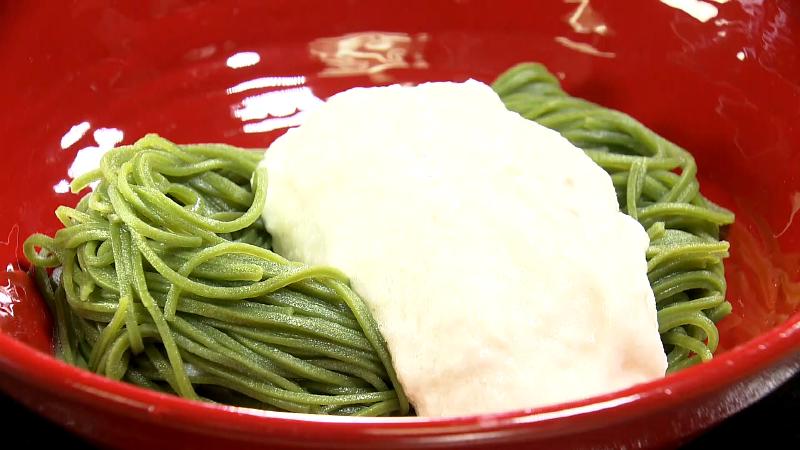 濃い茶蕎麦の芋かけ(1050円)