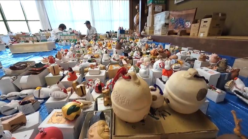 床を埋め尽くす調査中の土鈴