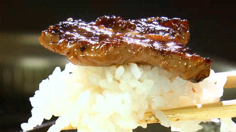 ご飯の上に焼いた肉を乗せている