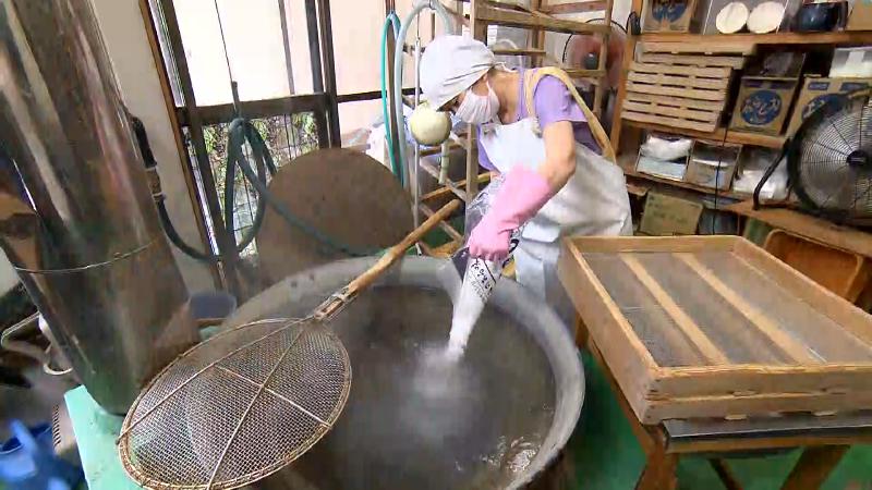 シラスは地元のあらしおを入れてゆでる