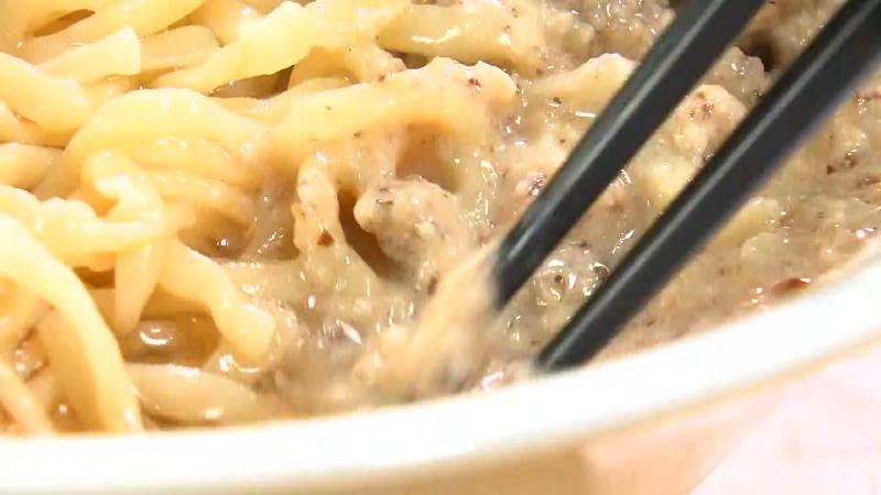 原木しいたけのムースを溶いている