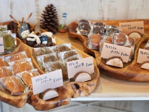 店内に並んだ焼き菓子