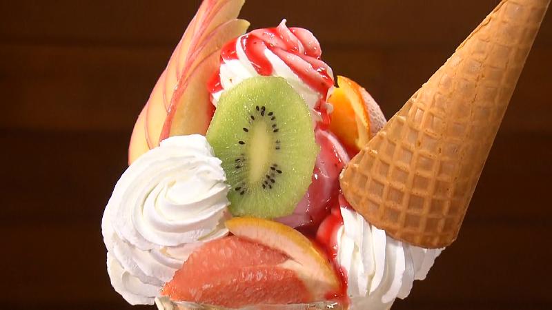 フルーツパフェ(L 1600円)