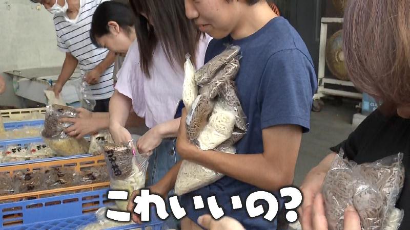 袋の上に積まれた麺