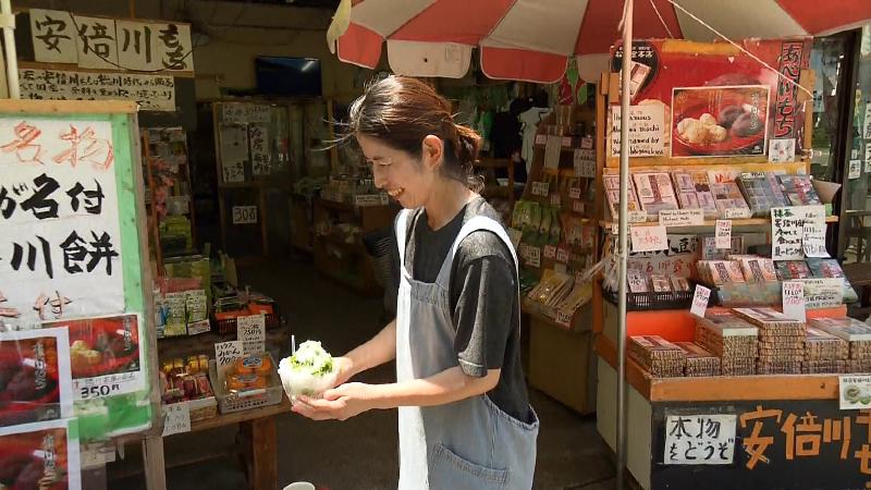 かき氷を提供するいちまるのスタッフ