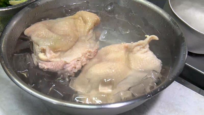 鶏肉を氷水に浸けている