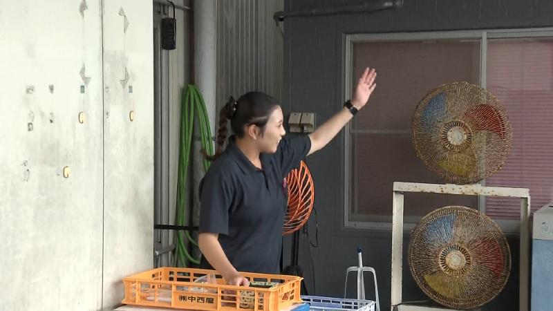 詰め放題開始の合図をするスタッフ