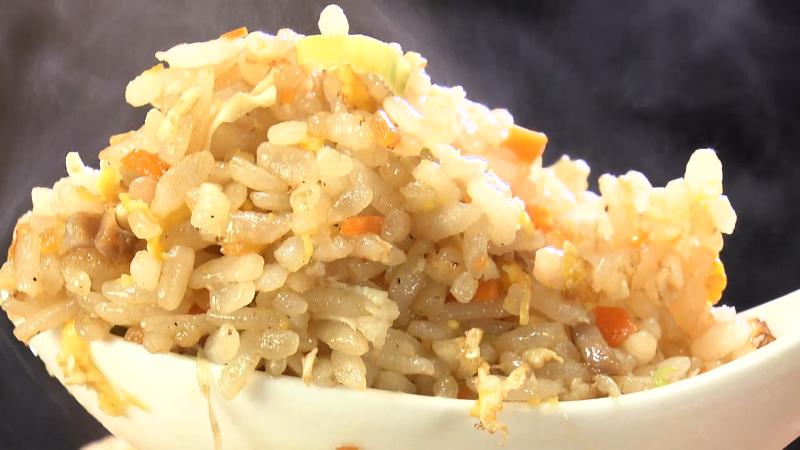 レンゲでですくったチャーハン