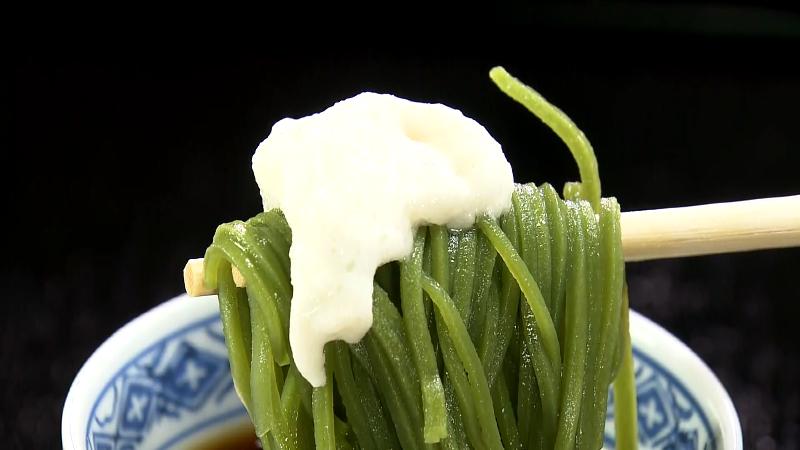 濃い茶蕎麦の芋かけ