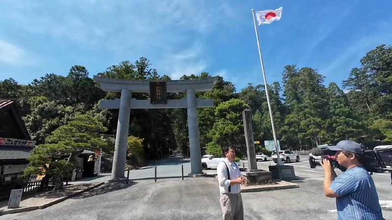 小國神社の鳥居前に立つにむらリポーター