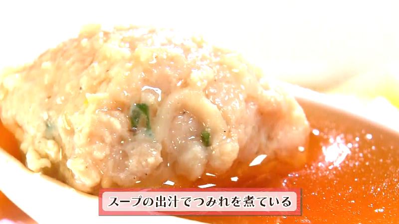 スープのだしで煮た自家製のつみれ