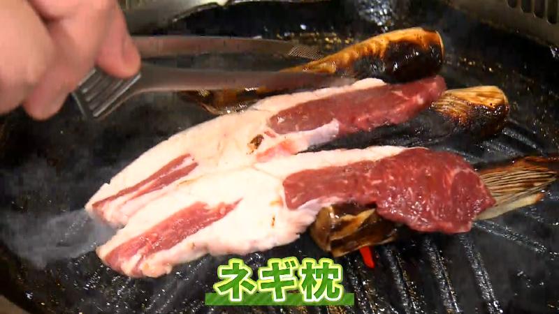 ネギの上に赤身が乗るようにロースを置く