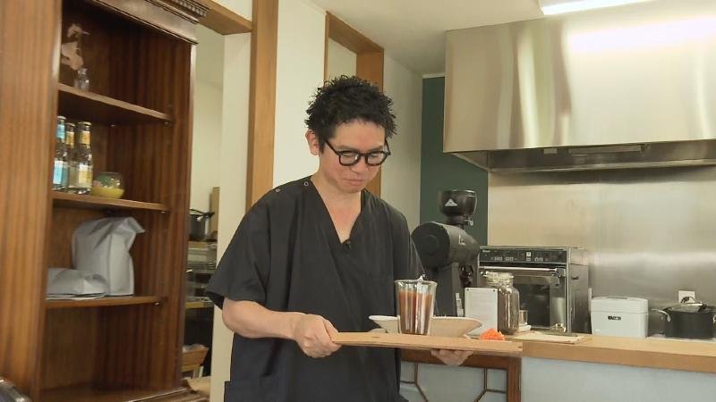 カレーを運ぶ堀院長