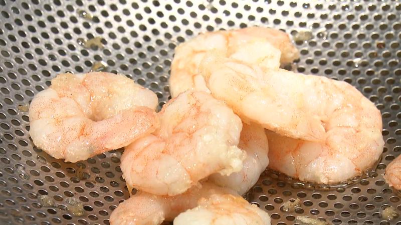 揚げたエビ