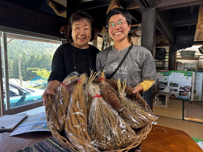 在来作物を栽培する住民