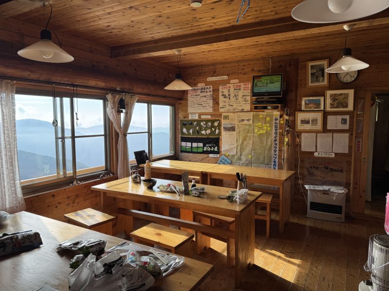 茶臼小屋の食堂