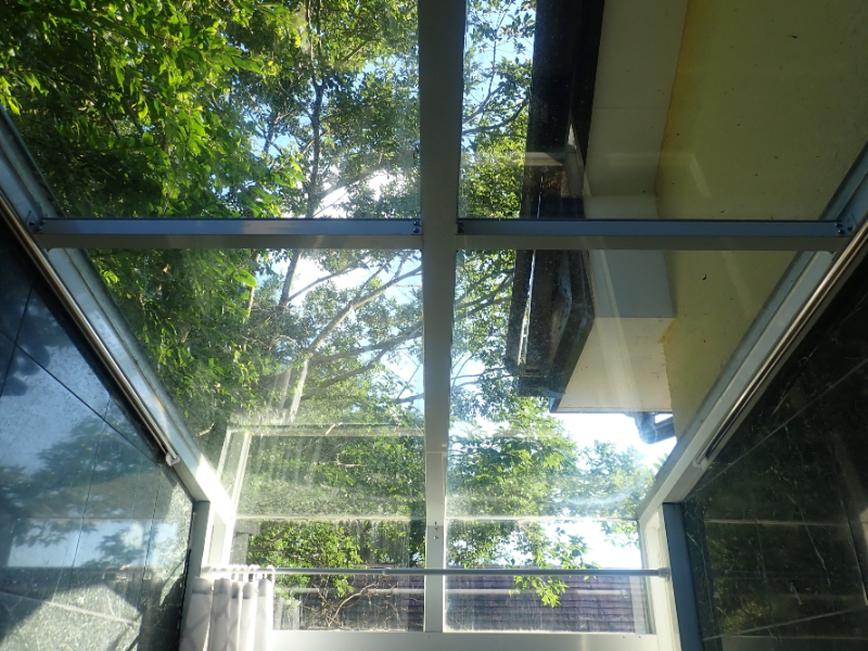 浴室のガラス張り天井