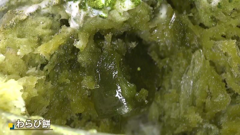 かき氷の中にわらび餅が入っている