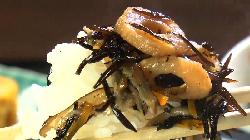 ヒジキ煮をご飯に乗せている