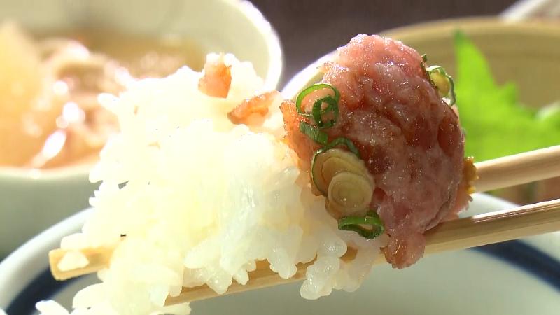 ネギトロをご飯に乗せている