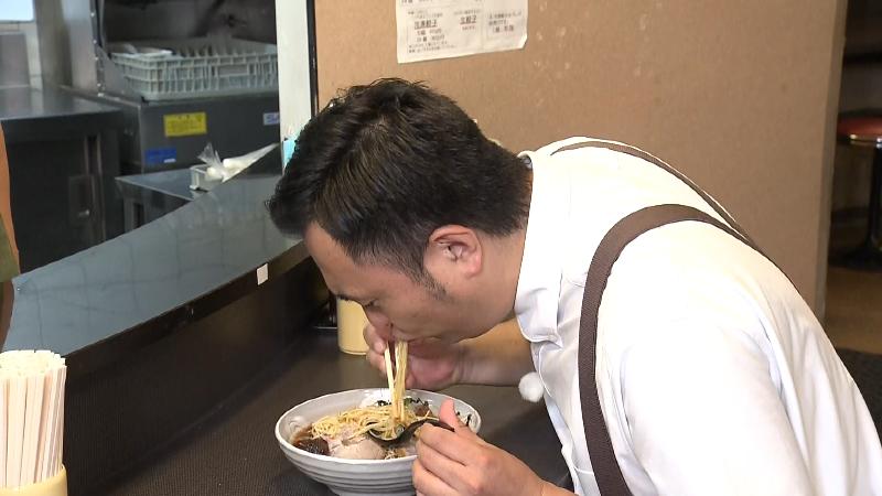 冷たい辛いらーめんを食べるにむらリポーター