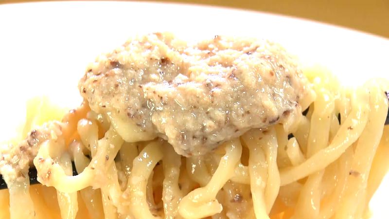 麺にたっぷり原木しいたけのムースが乗っている