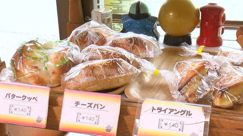 バタークッペ・チーズパン・トライアングル(各140円)