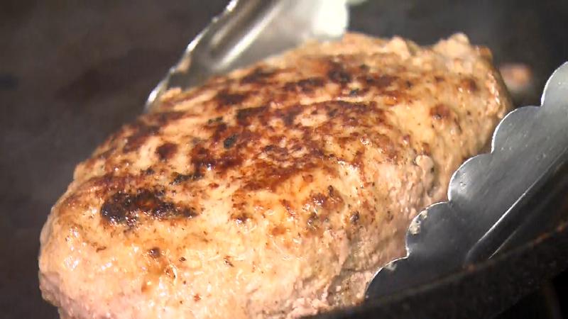 ハンバーグを焼いている