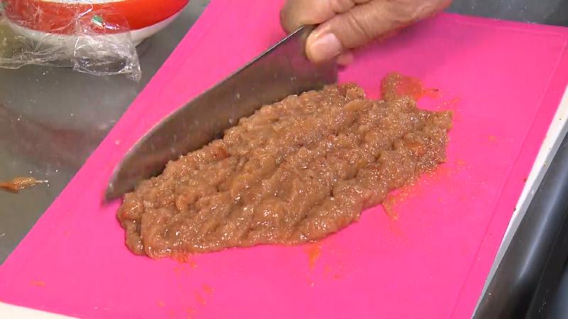 梅を包丁でたたいている