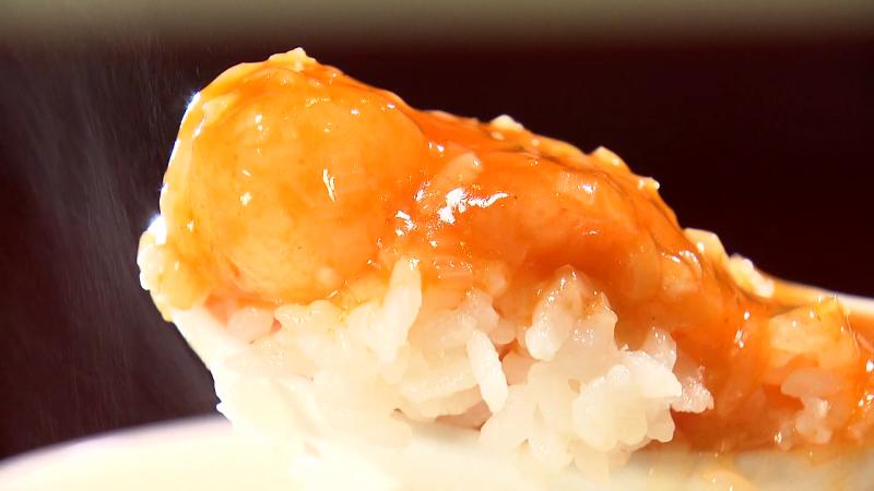 ご飯にエビチリを乗せている