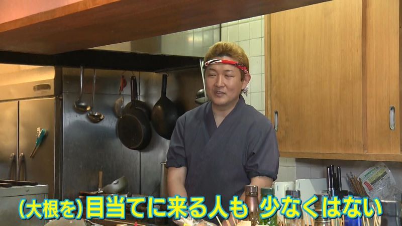 ダイコンについて説明する店主の阪本健介さん