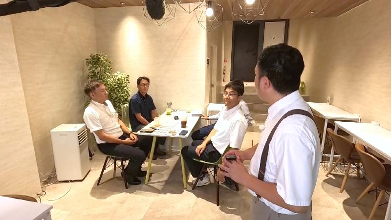 地下街で休憩していた男性4人