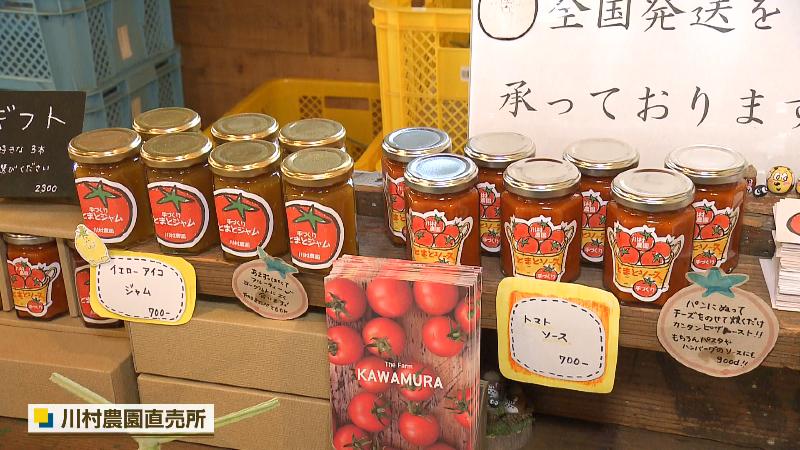 棚に並ぶトマトソースなどのビン