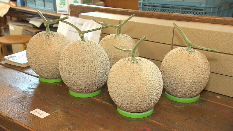直売所に並ぶメロン