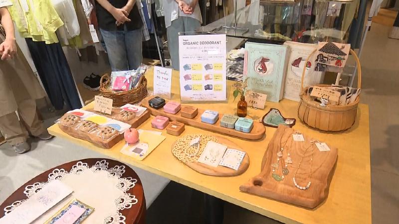 店内で販売されている小物やお菓子