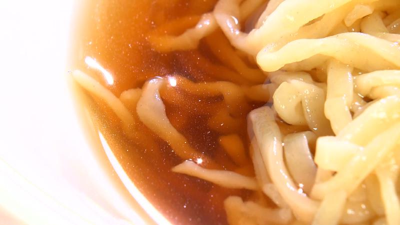 根昆布とマグロのだしが効いたスープ