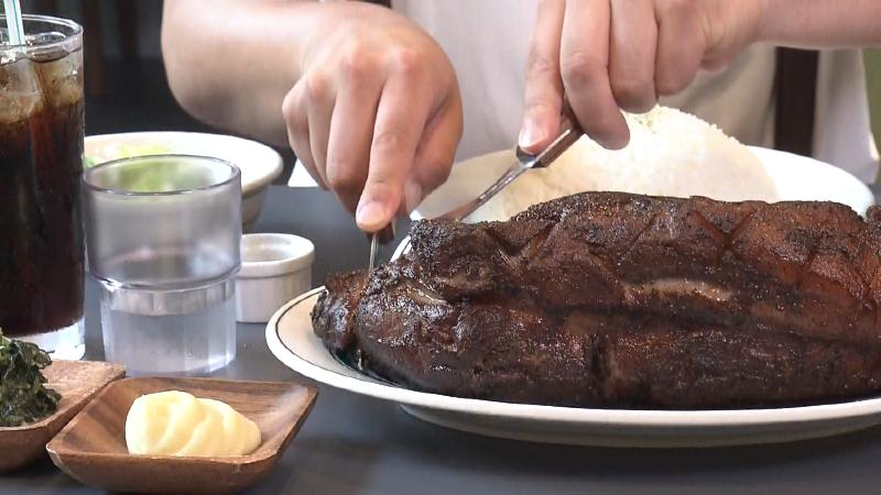 大きなステーキから一口分を切り出す