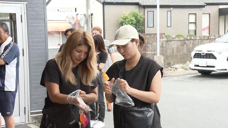 ビニール袋をほぐしている客