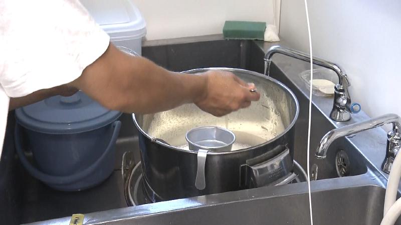 ヤギチーズを作っている