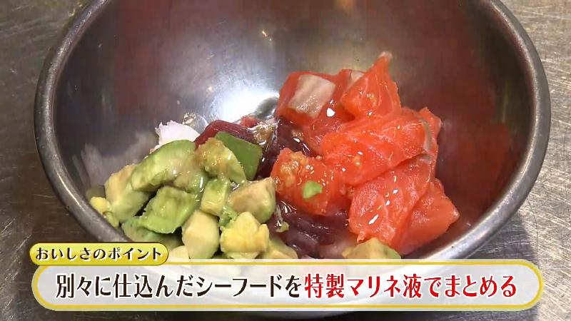 それぞれ仕込みをした魚介をマリネ液で和える工程